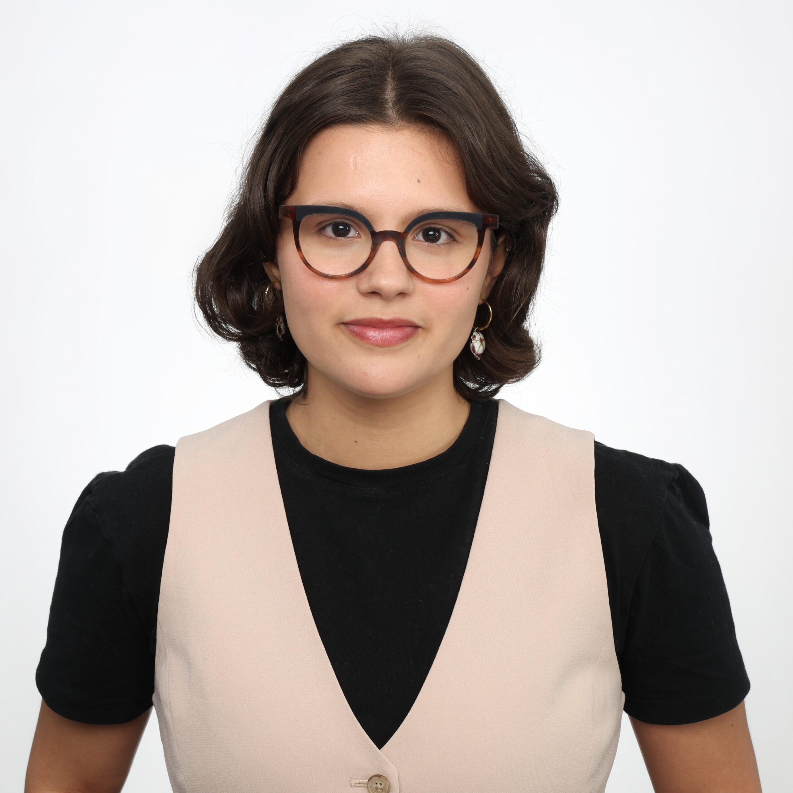 TORONTO, ON - September 20 -  Ana Pereira is a year long Toronto Star intern and is seen in the Star studio for a logo style headshot.
September 20 2023